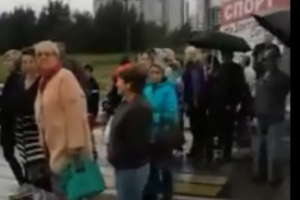 Дольщики ЖК «Радужный» перегородили Колтушское шоссе. Люди протестуют со словами «Отдайте наши квартиры»