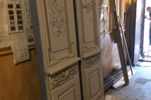 Жители Петроградской рассказали, что в их доме сняли старые резные двери. Горожане реставрировали их на свои средства