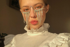 Полина Осипова из Петербурга создает украшения в виде хрустальных слез и капель крови. Вот ее работы
