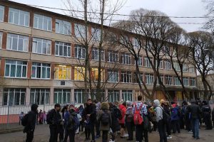В Петербурге больше 2 месяцев эвакуируют суды, школы и больницы из-за писем о минировании. Как это влияет на их работу и почему авторов сообщений не могут найти