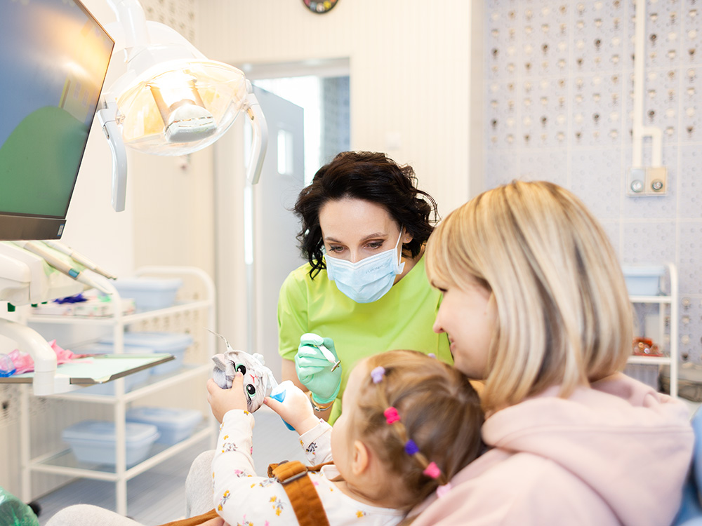 Зачем лечить зубы в медикаментозном сне и как избавить ребенка от страха перед стоматологом? Отвечает детский врач