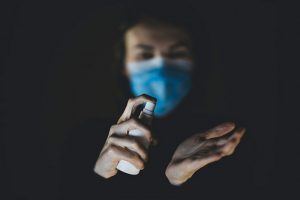 Петербургская аптека получила предупреждение от ФАС из-за навязывания антисептика при покупке масок