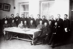 Как в Петербурге до революции работала немецкая школа Карла Мая. Там не было экзаменов, а директор по утрам приветствовал каждого ученика