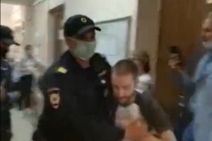 Корреспонденту «Медиазоны» Давиду Френкелю сломали руку на избирательном участке в Петербурге. Он рассказывает, как это произошло