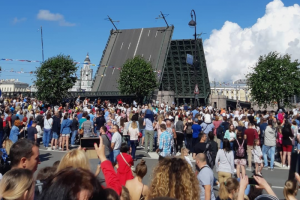 Сотни людей на набережных, разведенные мосты и военные корабли: как в Петербурге прошел парад в честь Дня ВМФ