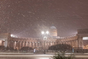 Ночью в Петербурге вновь выпал снег — но уже растаял. Вот восемь фото и видео метели на фоне Казанского собора и Петроградской стороны ❄️