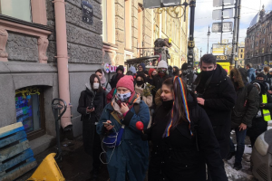 Десятки петербургских феминисток устроили шествие, требуя закон о домашнем насилии. Они дошли до Невского и поют частушки