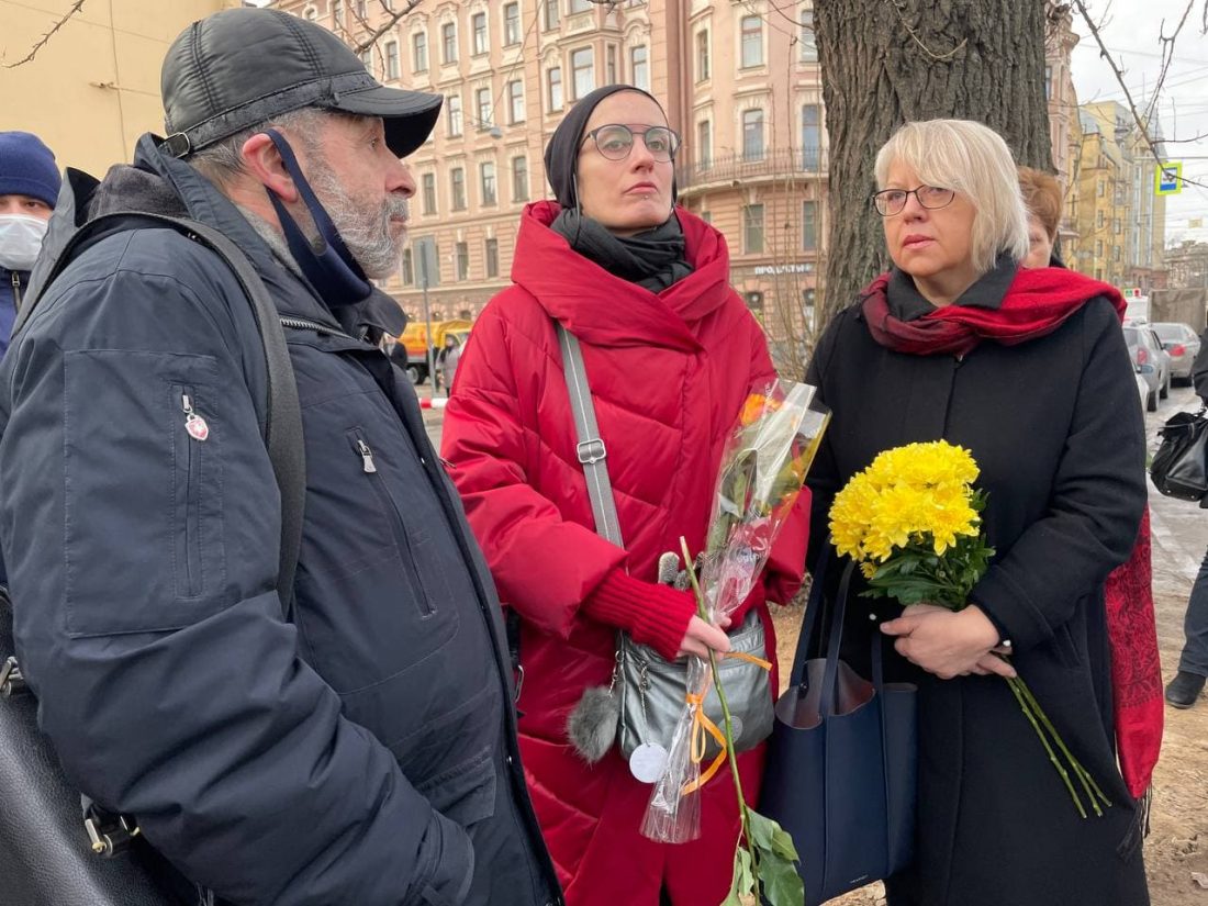 Народный открыли. Памятник погибшим медикам в Питере. Памятник погибшим медикам в Питере фото. Открытие памятника медикам в 12. Цветочный народ.