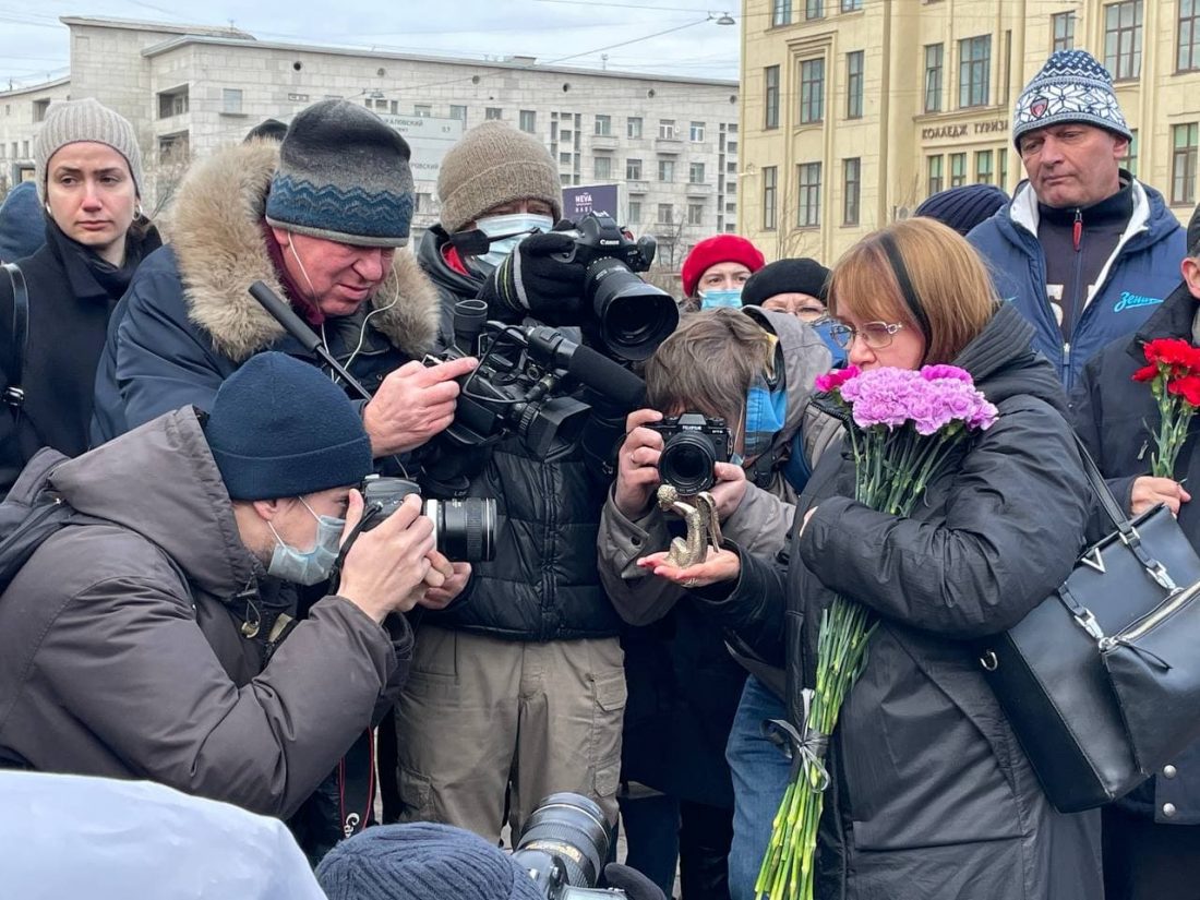 Народный открыли. Памятник погибшим медикам в Петербурге. Открытие памятника в Питере в 2021. Памятник погибшим медикам в Питере фото. Питер люди.