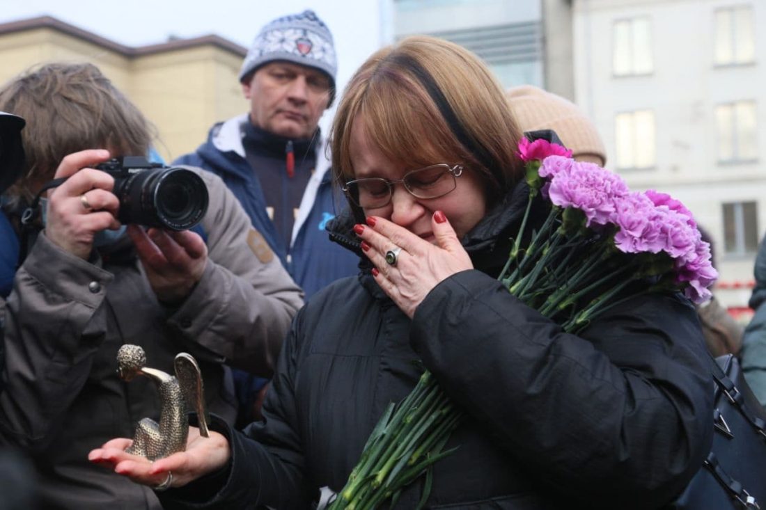 Народный открыли. Памятник врачам в Петербурге. Памятник врачам в Петербурге погибшим от Ковида. Питерский ангел врачам. Памятник погибшим в пандемию врачам.