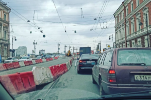 На Литейном мосту в Петербурге начался ремонт. Из-за этого по обе стороны Невы возникли сильные пробки