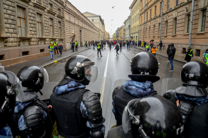Задержания с электрошокером, хаотичные перемещения по центру и перекрытые улицы. Как прошла несогласованная акция в поддержку Навального