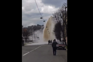 В центре Петербурга из-под земли забил многометровый фонтан кипятка. Пострадавших нет, говорят в «Теплосети»
