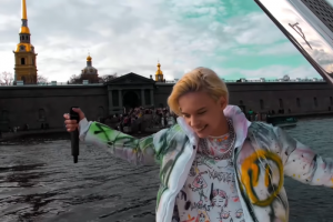 Блогер из TikTok Егор Шип спел одну песню с яхты у Петропавловской крепости. У пристани собрались сотни зрителей 🙃