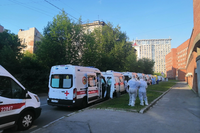 В Петербурге опять заметили очереди из машин скорой помощи у Покровской больницы