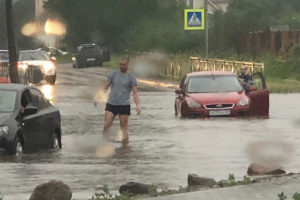 Город Тихвин затопило после сильного дождя. Вода на улицах — выше щиколотки
