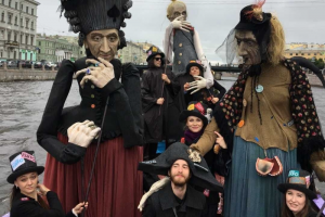 В Петербурге проходит 12-й День Достоевского. По каналам проплыл корабль с четырехметровыми куклами, в музеях — тематические экскурсии