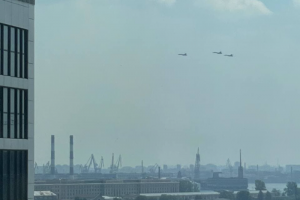 Над Петербургом пролетели военные самолеты и вертолеты. Это первая репетиция воздушной части парада ко Дню ВМФ