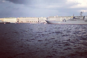 Петербург готовится ко Дню ВМФ. В центре заметили корабли