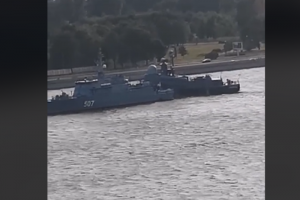 Петербуржец заметил в Неве зацепившиеся бортами военные корабли. В ВМФ говорят, что это была отработка маневра отхода