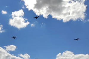В небе над Петербургом заметили военные самолеты. Город готовится ко Дню ВМФ, генеральная репетиция уже скоро