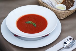 Чем обедать в жару? Приготовьте гаспачо — холодный освежающий испанский суп из перетертых овощей 🥒🍅