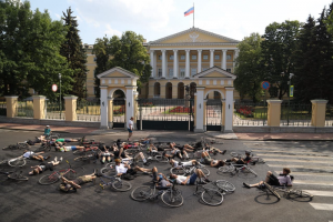 Велосипедисты две минуты лежали на асфальте у Смольного. Они хотели показать властям, кто в Петербурге самый беззащитный участник дорожного движения