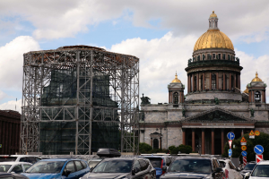 Памятник императору Николаю I начали освобождать от лесов и баннера, но увидеть результаты реставрации можно будет в октябре