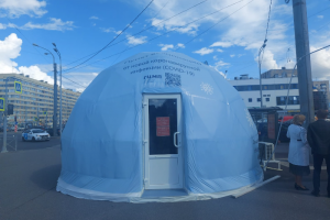 В Петербурге открылся еще один уличный шатер для вакцинации — у «Приморской». А очередь из желающих привиться заметили в парке 300-летия