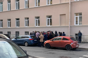 На петербургских избирательных участках заметили очереди. Про ажиотаж сообщают и в других регионах России
