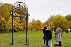 Скульптура, которая движется на ветру, и металлические глаза между деревьев — в Приморском парке Победы открылась выставка о блокаде