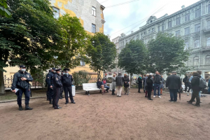 Полицейские пришли в сквер, где открыли скульптуру собаки Довлатова. Участников попросили разойтись, назвав мероприятие несогласованным