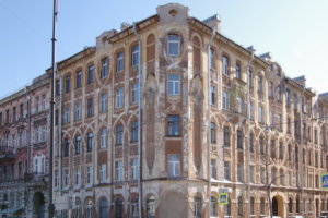 В Петербурге объявили массовую реставрацию жилых домов-памятников. Какие здания вошли в программу и как в них заменят железные двери и стеклопакеты