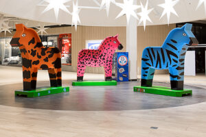 В МЕГЕ Дыбенко открылась инсталляция с разноцветными лошадьми. Выставка организована в поддержку фонда зоозащиты