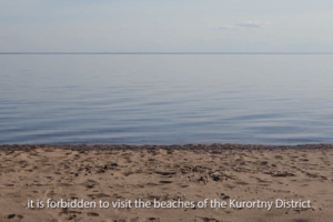 Петербуржцы отдыхают на пляже под звуки зацикленного предупреждения об опасности коронавируса. Смотрите видео-арт «Клуб солнца»