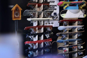В «Севкабель Порту» открыли музей скейтбординга — с досками 80-х годов и кедами 🛹