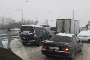 В Петербурге днем 10-балльные пробки. Власти попросили горожан пересесть на общественный транспорт. Обновлено