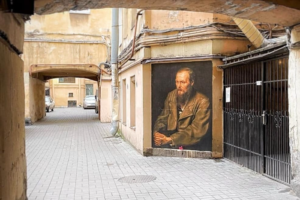 В Кузнечном переулке снова закрасили портрет Достоевского — после дня рождения писателя