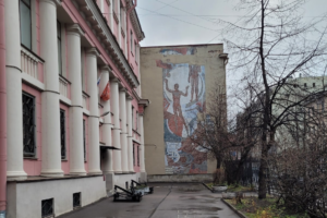 Здание в Ковенском переулке может лишиться мозаики на фасаде. Там проведут капремонт — власти не собираются сохранять панно