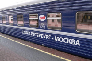 В «РЖД» хотят сократить или отменить более 40 поездов, пишет «РБК». Изменения в графике затронут Петербург