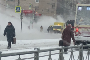 На юге Петербурга прорвало трубу. Кипяток вылился на дорогу, пар заполнил улицу