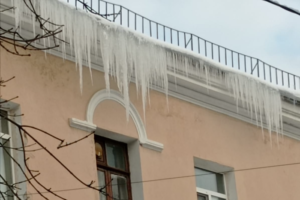 В Петербурге возбудили 40 административных дел из-за плохой уборки крыш и дворов от снега и наледи