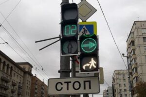 В Петербурге и Москве предлагают разрешить двигаться в одной фазе светофора пешеходам и поворачивающим автомобилям