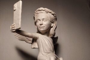 У петербургского храма заметили фигурку ангела, делающего селфи. Мы узнали, что она значит 👼🏼