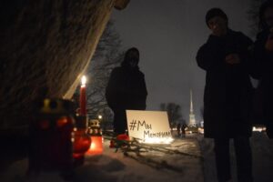 Петербуржцы несут цветы к Соловецкому камню. Это акция против ликвидации «Международного Мемориала»