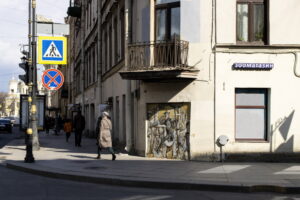 Прогуляйтесь по Моховой улице: осмотрите граффити с Дон Кихотом и фонтан «Река времени»
