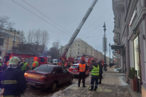 В центре Петербурга горела квартира в доме начала XX века. Жильцам пришлось эвакуироваться на улицу