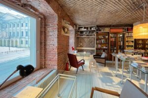 Как выглядит книжный магазин при музее Бродского — с букинистикой и коктейлями от El Copitas Bar
