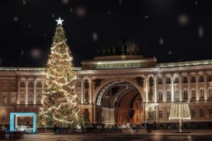 Демонтаж новогодней елки на Дворцовой перенесли с 16 на 25 января. А что с другими украшениями?
