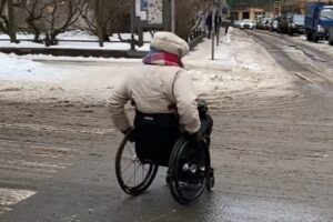 Петербурженка с инвалидностью проехала по заледенелой Петроградской на коляске. Вот как это было